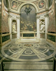 Vue intérieure de la chapelle octogonale Chigi, commencée par Raphaël en 1513 et achevée après 1652 par Bernini
